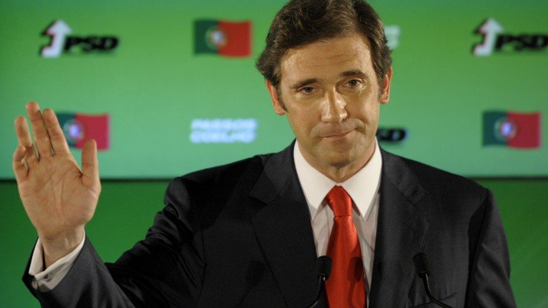 Após ser eleito líder do PSD, em março de 2010, Passos Coelho encomendou a Paulo Teixeira Pinto um projeto de revisão constitucional