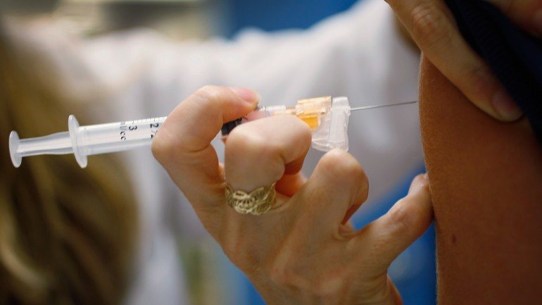 Antes de serem comercializadas as vacinas são sujeitas a três fases de ensaios clínicos