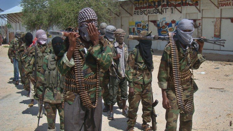 O grupo islâmico somali ‘shebab’ reivindicou previamente o ataque contra o centro universitário.  “O Quénia está em guerra com a Somália (…) Os nossos homens estão ainda no interior e em combate. A sua missão e de matar aqueles que são contra os ‘shebab'”, tinha referido por telefone à agência noticiosa AFP Cheikh Ali Mohamud Rage, um porta-voz do grupo islâmico.