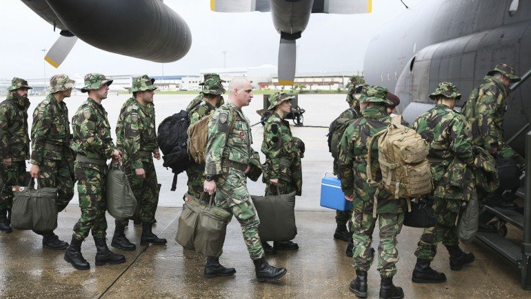 Militares portugueses a partir para o Kosovo no ano passado. Em breve, o destino será o Iraque