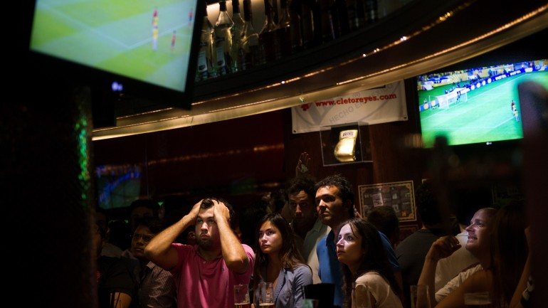 Com o ambiente certo, ver o jogo num bar ou restaurante pode ser quase tão emotivo como fazê-lo no estádio.