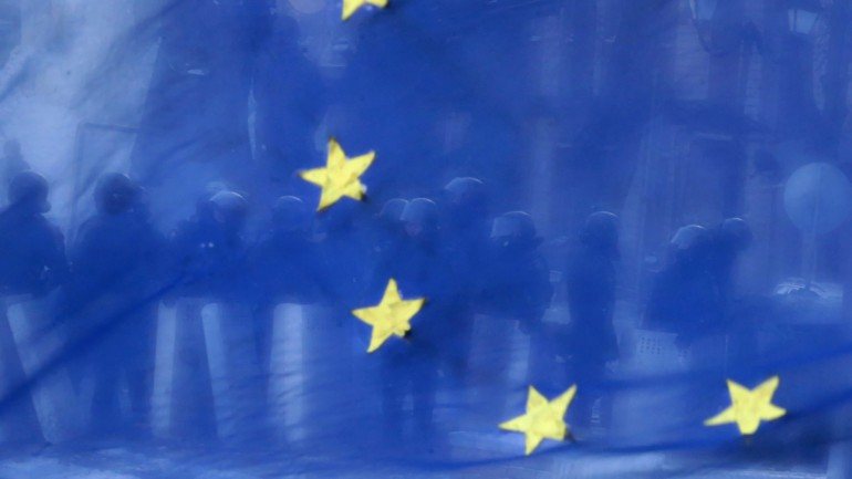 União Europeia vai organizar uma reunião de urgência com os ministros do Interior e dos Negócios Estrangeiros