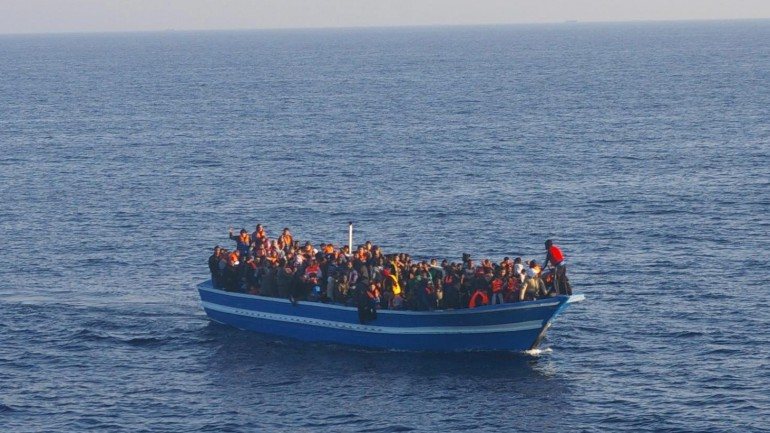 Já morreram centenas de imigrantes ilegais em naufrágios no mar Mediterrâneo
