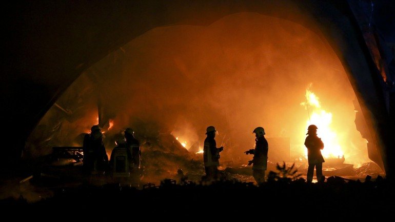 O incêndio de maiores proporções lavra em três frentes, em Nogueira, Sever do Vouga, no distrito de Aveiro.