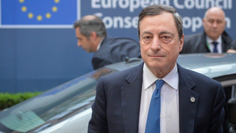 Mario Draghi: BCE não pode apoiar indefinidamente os bancos gregos
