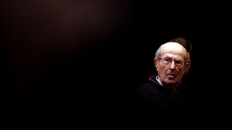 As duas propostas de homenagem ao cineasta português, que morreu no passado dia 2 de abril, aos 106 anos, no Porto, partiram do presidente da câmara local, Rui Moreira