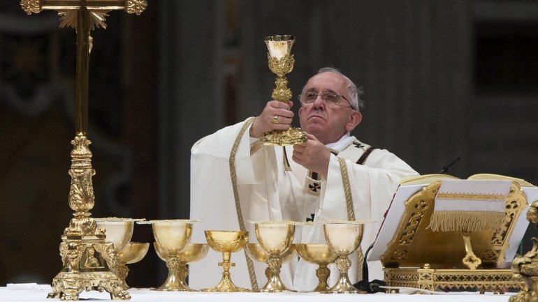 Papa Francisco presidiu pela terceira à missa de Páscoa no Vaticano