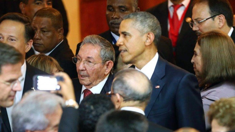 Obama não tem culpa da política americana contra Cuba, diz Raúl Castro