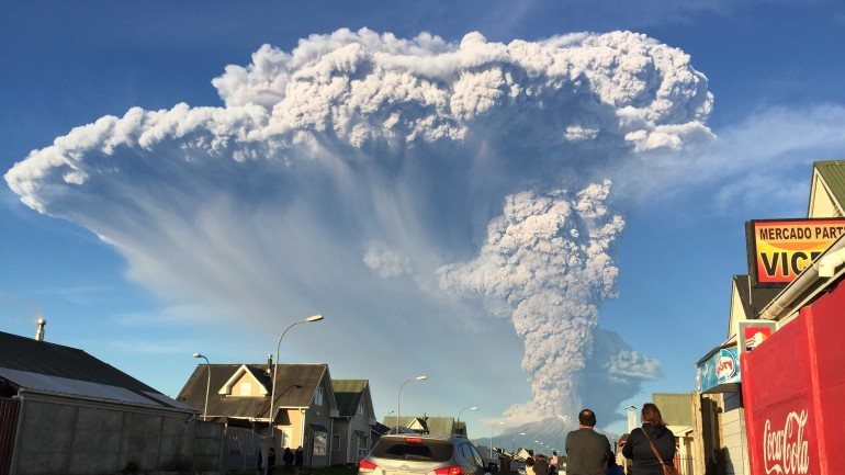 O vulcão chileno Calbuco entrou em erupção após 43 anos de inatividade