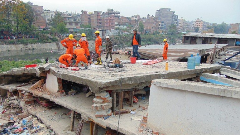 A região de Katmandu também se elevou cerca de 50 centímetros, enquanto no norte, houve uma área que baixou 50 centímetros