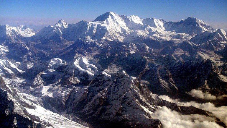O Monte Evereste, localizado cordilheira do Himalaia, é a maior montanha do mundo com 8.848 metros de altitude