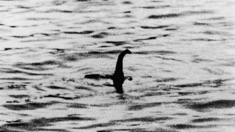 A primeira fotografia do alegado monstro do Lago Ness foi tirada em 1934 por Robert Kenneth Wilson e publicada no jornal inglês Daily Mail