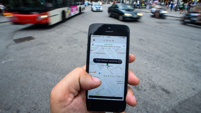 A Uber é uma aplicação de smartphone usada para pedir serviço de motoristas