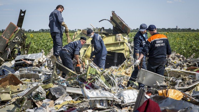 298 pessoas acabaram por morrer quando o avião da Malaysia Airlines(MH17) foi abatido por um míssil