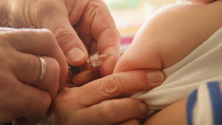 As campanhas antivacinação têm tido cada vez mais projeção mediática, mas a comunidade científica refuta as teorias apresentadas