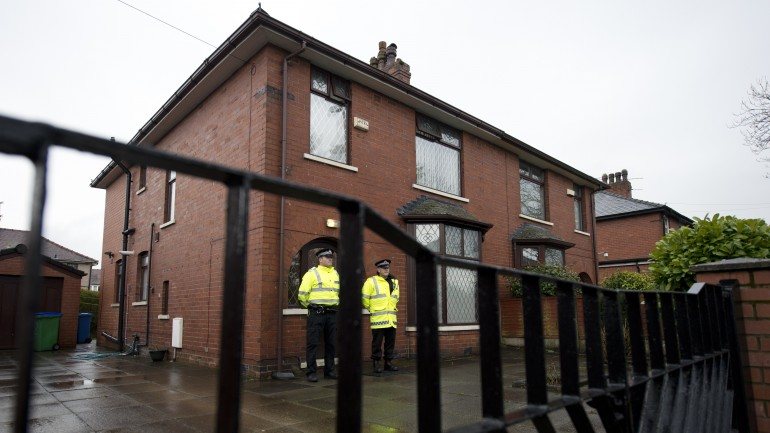 A casa da família em Rochdale está guardada por vários polícias