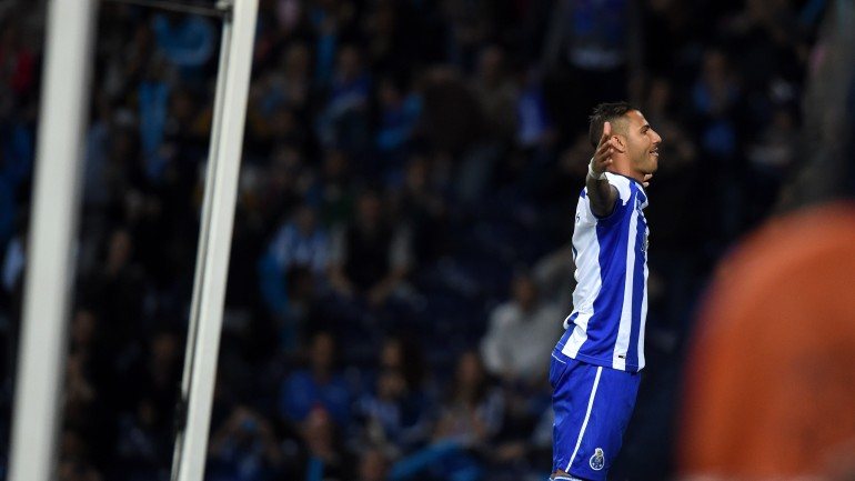Ricardo Quaresma marcou o 39.º e o 40.º golos no campeonato. Não há um português que hoje jogue na liga e que tenha marcado mais golos que o extremo do FC Porto