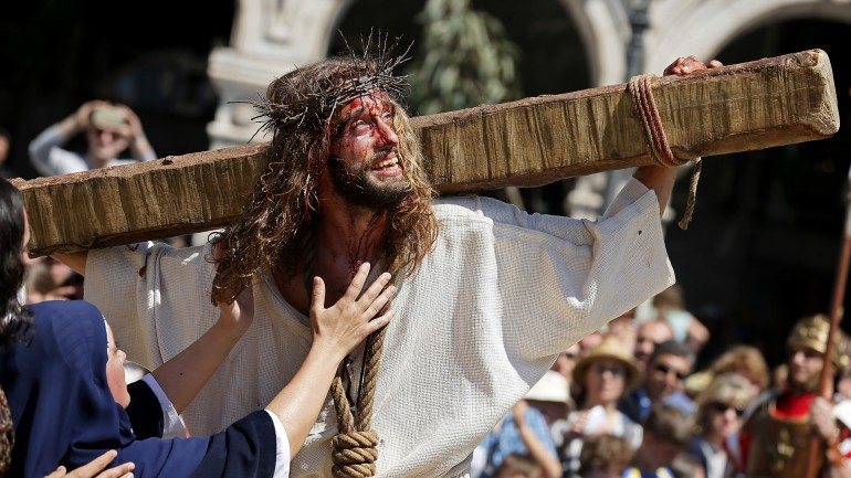 Esta sexta-feira celebra-se a morte de Jesus. Domingo, marca-se a sua ressurreição.