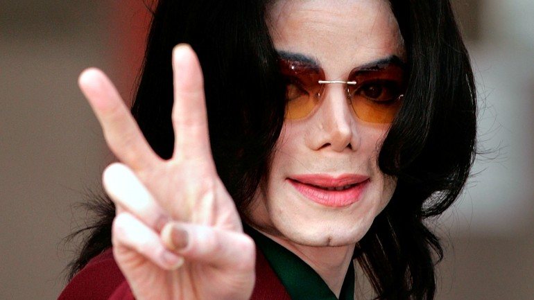 O cantor Michael Jackson terá &quot;casado&quot; em segredo com uma das vítimas de 9 anos