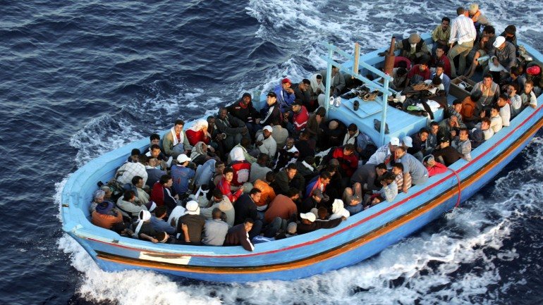 Dezenas de milhares de pessoas chegam à Líbia da África subsaariana para atravessar para a Europa