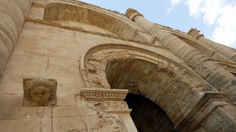 Fachada de um dos edifícios da cidade de Hatra