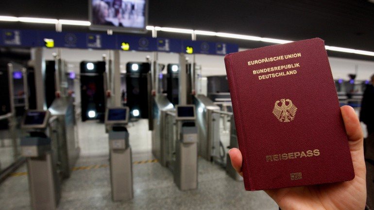 A polícia alemã não consegue verificar todos os passaportes