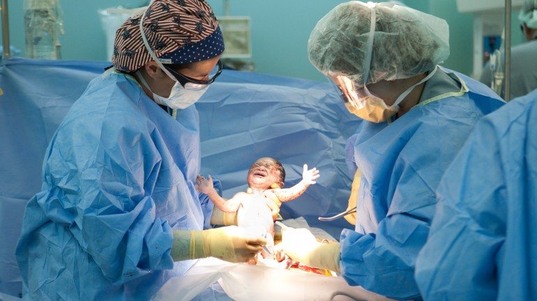 As cesarianas, como qualquer cirurgia, podem ter riscos para a mãe e para o bebé