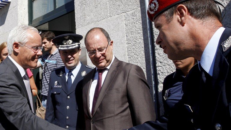 João Correia (no centro) ao lado do ex-ministro Miguel Macedo. É acusado de 32 crimes de corrupção passiva