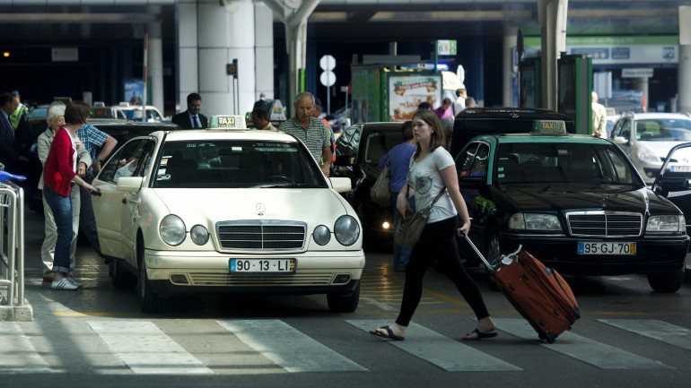 A ANTRAL propõe uma tarifa única de 20 euros para as viagens de táxi que tenham início na zona de chegadas do aeroporto da Portela, em Lisboa