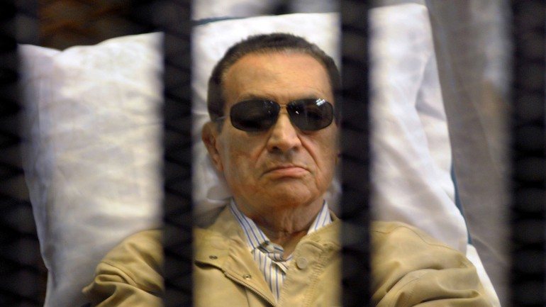 Mubarak está hospitalizado, mas vai voltar a ser julgado
