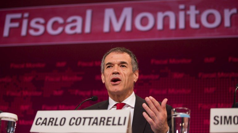 Carlo Cottarelli tece críticas duras aos técnicos da missão do FMI em Lisboa.
