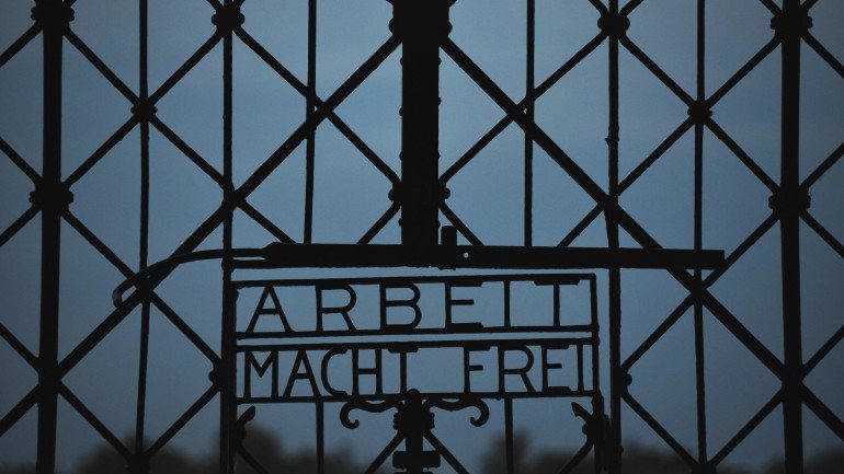 &quot;O trabalho liberta&quot;, lê-se no portão de entrada do campo de concentração nazi