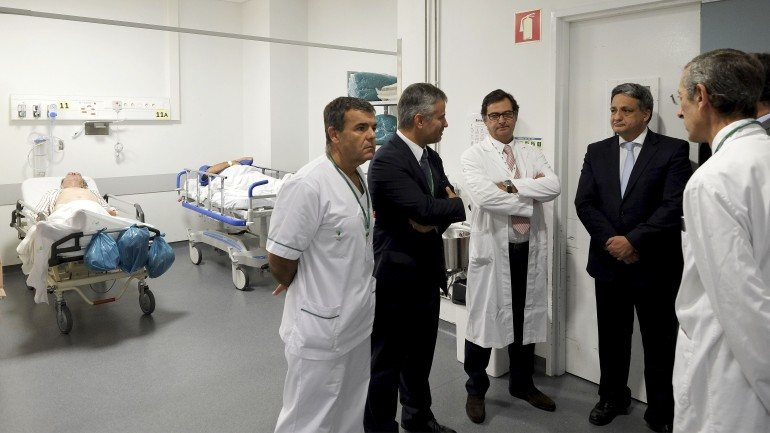 Paulo Macedo (de fato, à direita) foi ministro da Saúde entre 2011 e 2015. Aqui, numa visita ao Hospital de Braga quando estava em funções