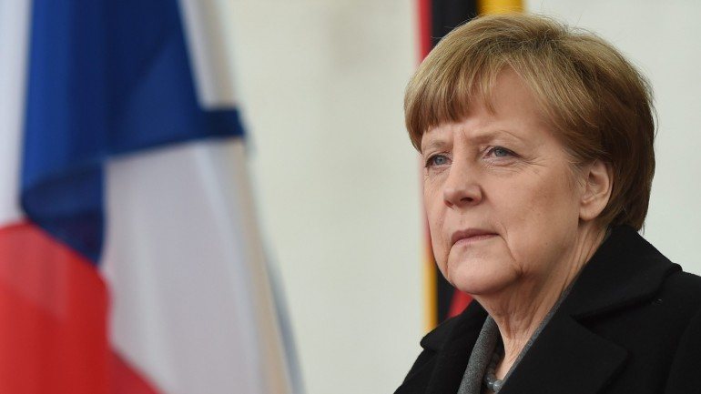 Questão das reparações de guerra ficou resolvida em 1990, afirmou Angela Merkel