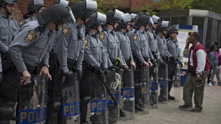 Freddie Gray transformou-se num novo símbolo da violência policial e da atitude de desconfiança que existe entre as forças policiais e as minorias nos Estados Unidos