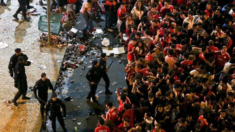 A festa do bicampeonato do Benfica em Lisboa ficou marcada por cenas de violência