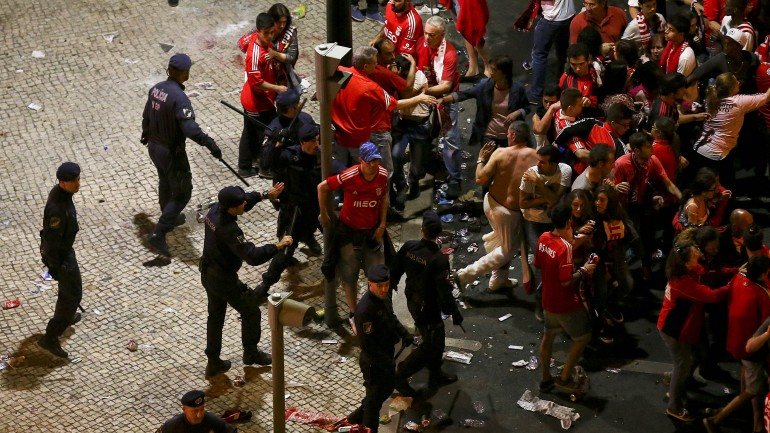 A reação do autarca socialista deve-se à exigência de responsabilidades por parte do vereador do PSD, na sequência dos incidentes na festa do Benfica, no dia 17 de maio, na praça do Marquês de Pombal