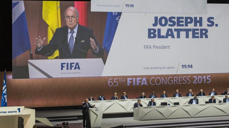 Joseph Blatter foi reeleito, sexta-feira, ao final da primeira volta, depois de o seu oponente ter desistido
