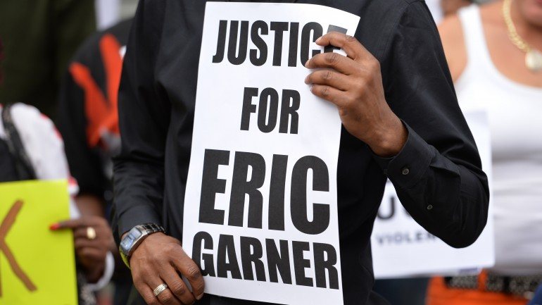 Eric Garner morreu logo após ter sido sufocado por um polícia. O momento foi filmado por um telemóvel. Os protestos contra os atos da polícia chegaram às ruas