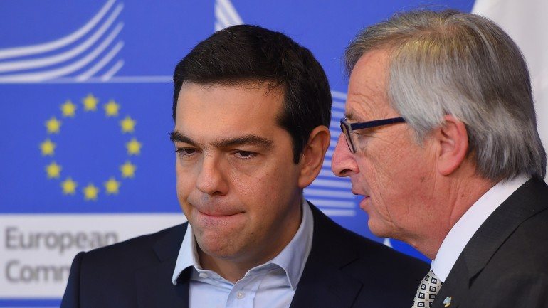 Alexis Tsipras e Jean-Claude Juncker falaram esta quarta-feira ao telefone
