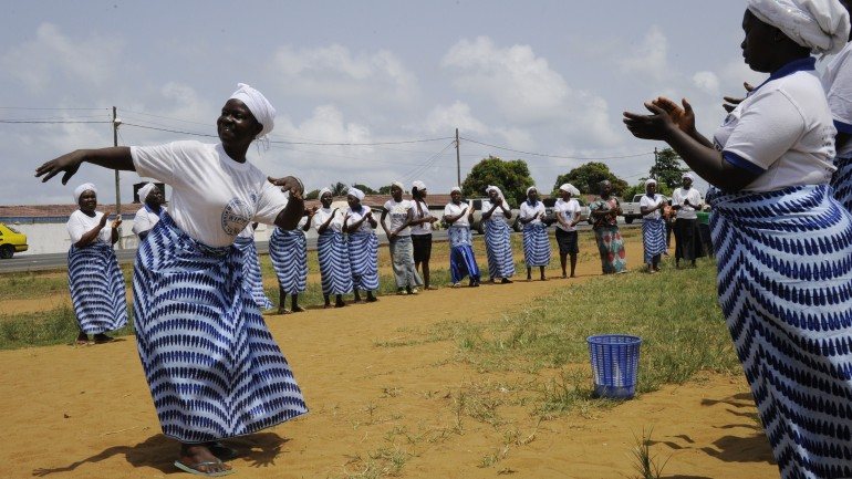 Mulheres liberianas festejam o fim da epidemia