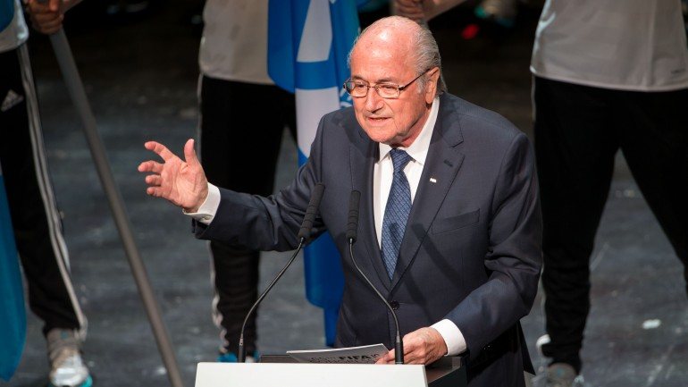 Joseph Blatter reconheceu que a FIFA está a passar por &quot;tempos de dificuldades sem precedentes&quot;, mas nunca mencionou a hipótese de poder vir a demitir-se da presidência da entidade
