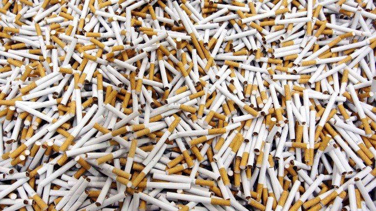 O tabaco ilegal integra produtos genuínos vendidos por contrabando, marcas brancas e cigarros falsificados