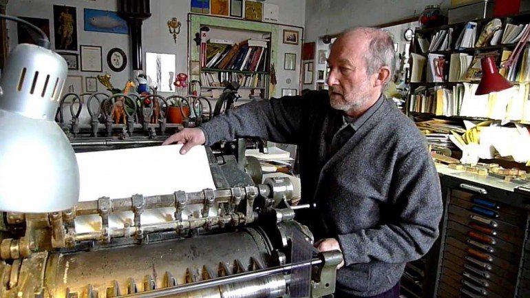 Alberto Casiraghy, 63 anos, a trabalhar na máquina de caracteres móveis, na sua casa em Osnago