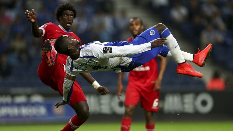 Jackson Martínez fez o 19.º e o 20.º golos no campeonato, o FC Porto ganhou, garantiu o segundo lugar e, portanto, assegurou a entrada direta na fase de grupo da Liga dos Campeões, na próxima época