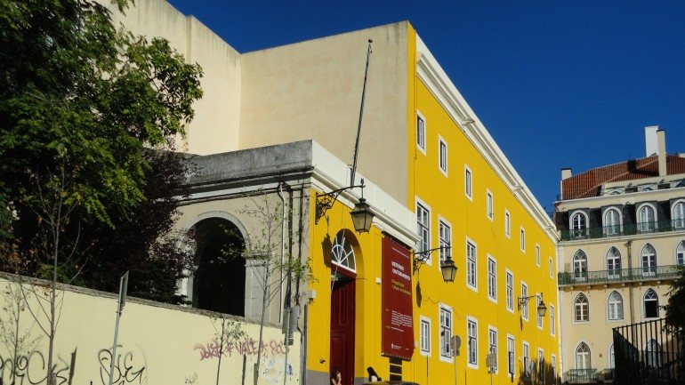 A biblioteca da Academia de Belas-Artes fica no mesmo edifício, o antigo Convento de São Francisco, da Faculdade de Belas-Artes, no Chiado lisboeta