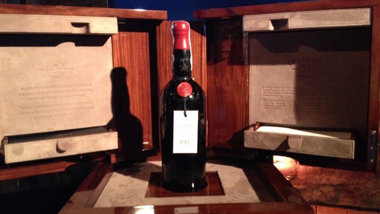 Esta é a garrafa que foi vendida a um inglês por 6,75 mil euros