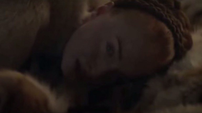 Sophie Turner, que interpreta a personagem Sansa Stark, entrou em defesa da cena