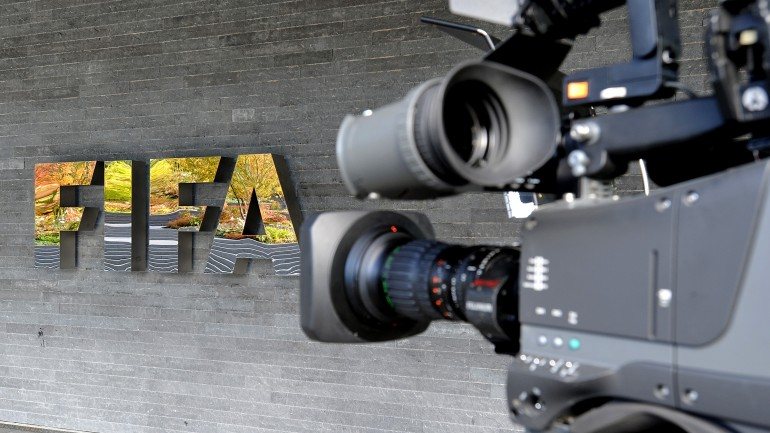 Bruxelas, acrescentou a porta-voz, não comenta a reeleição do suíço Joseph Blatter à frente da organização