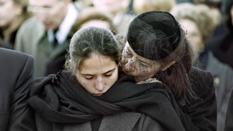 Mazarine, filha ilegítima de Mitterrand, é confortada pela mãe, Anne Pingeot, no funeral do pai